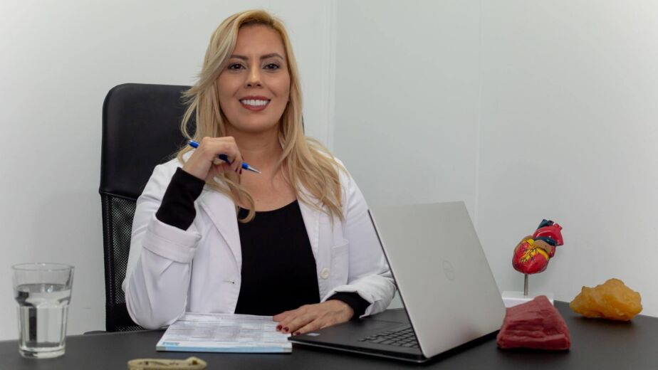 Dra. Julianne Castro en consulta de valoración metabólica