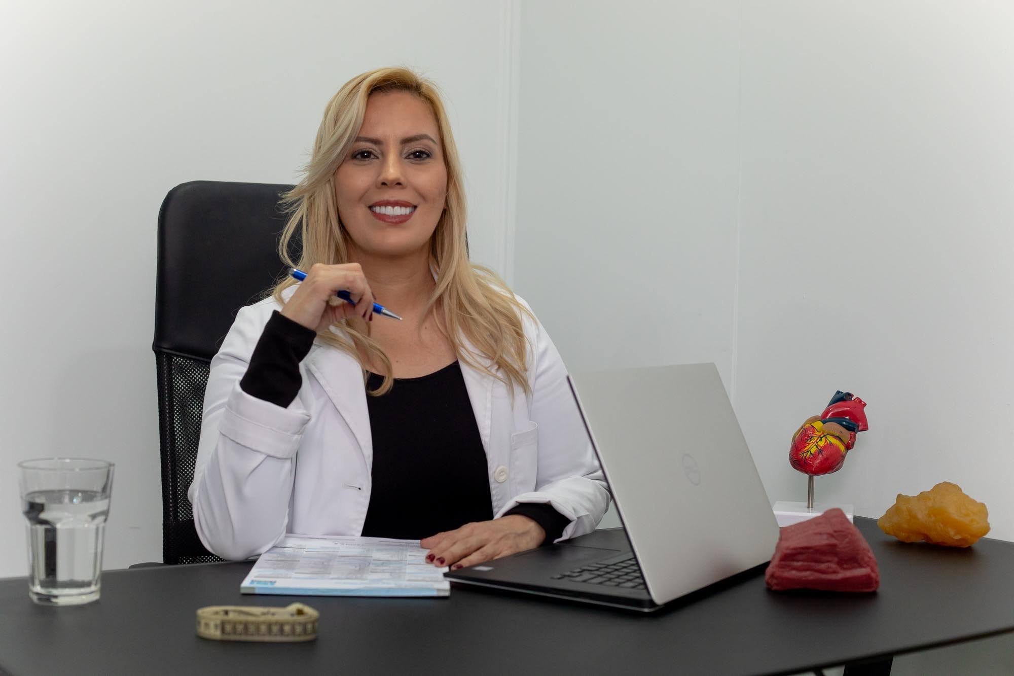 Dra. Julianne Castro en consulta de valoración metabólica