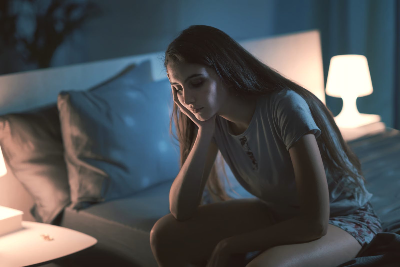 Mujer despierta de noche por estrés crónico y sueño interrumpido